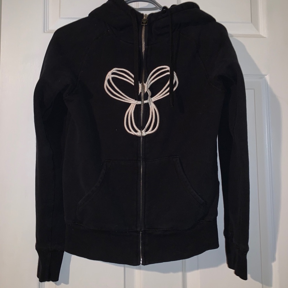 Black and white zip up artizia sweater